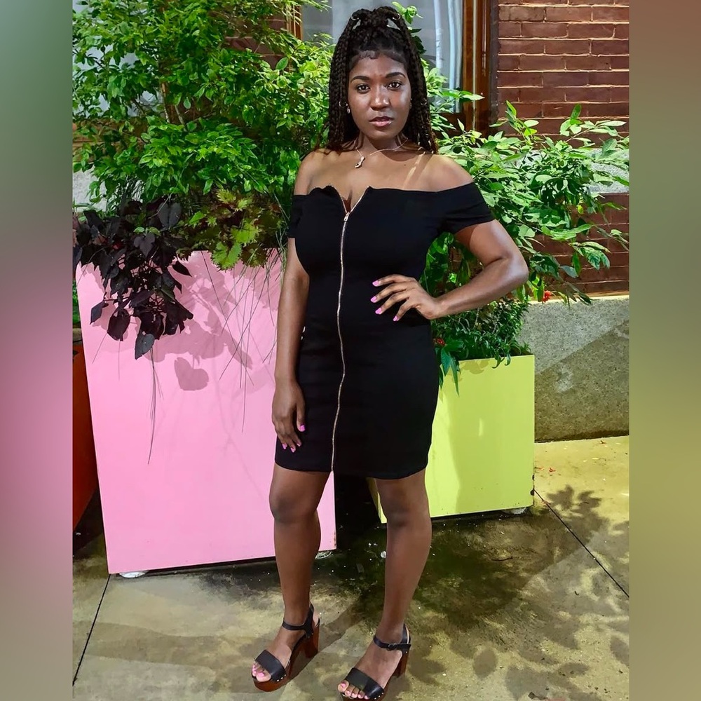 GUESS Elegant Black Off-Shoulder Dress